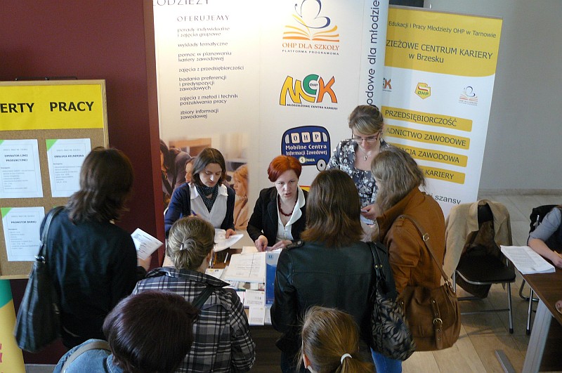 Uczestnicy targów zapoznają się z ofertami pracy Filii MBP w Brzesku  :: kwiecień 2012r 